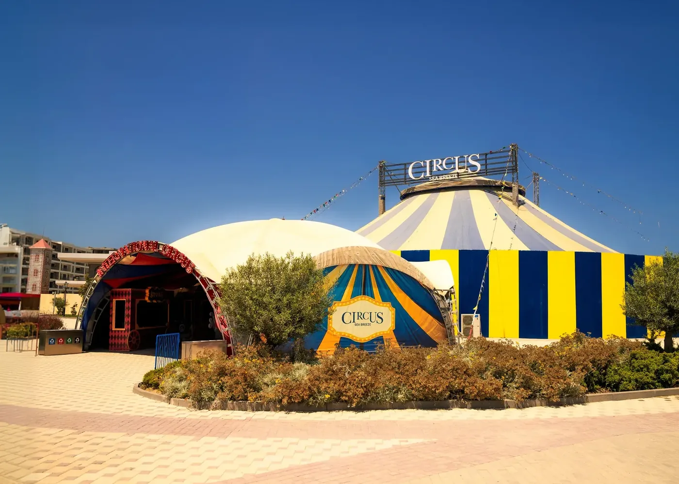 Lunaparkın yanında göy-sarı çadır