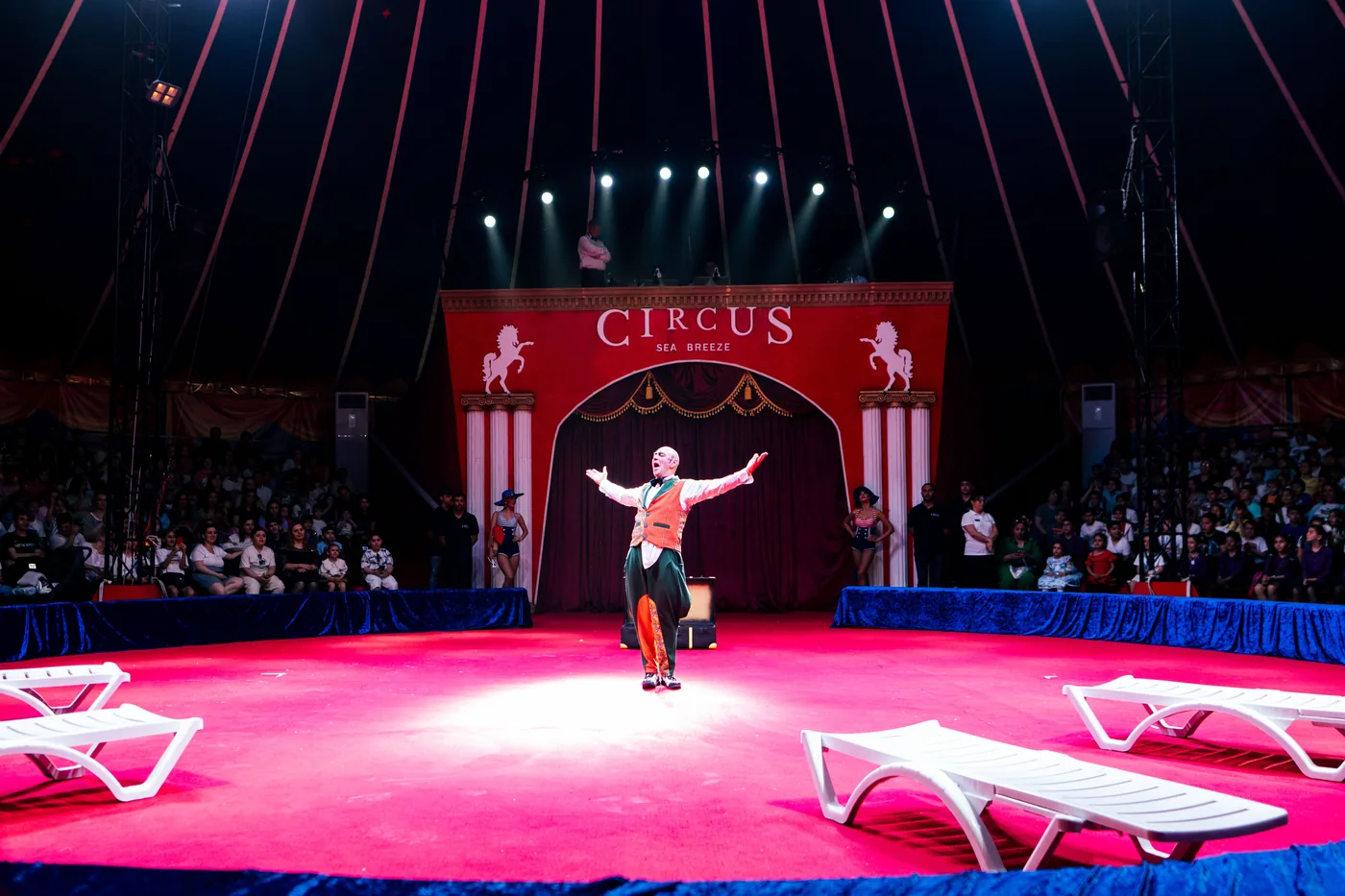 The ringmaster in the red ring